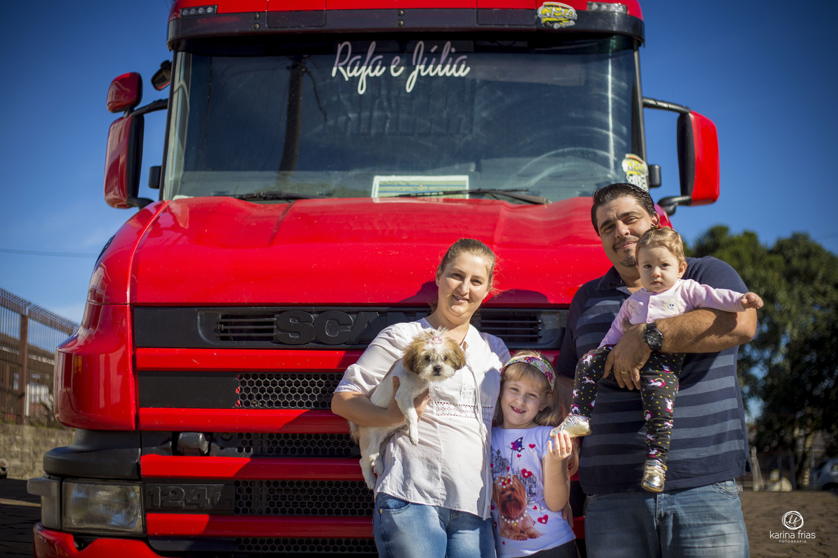 a familia posou em frente ao caminhão