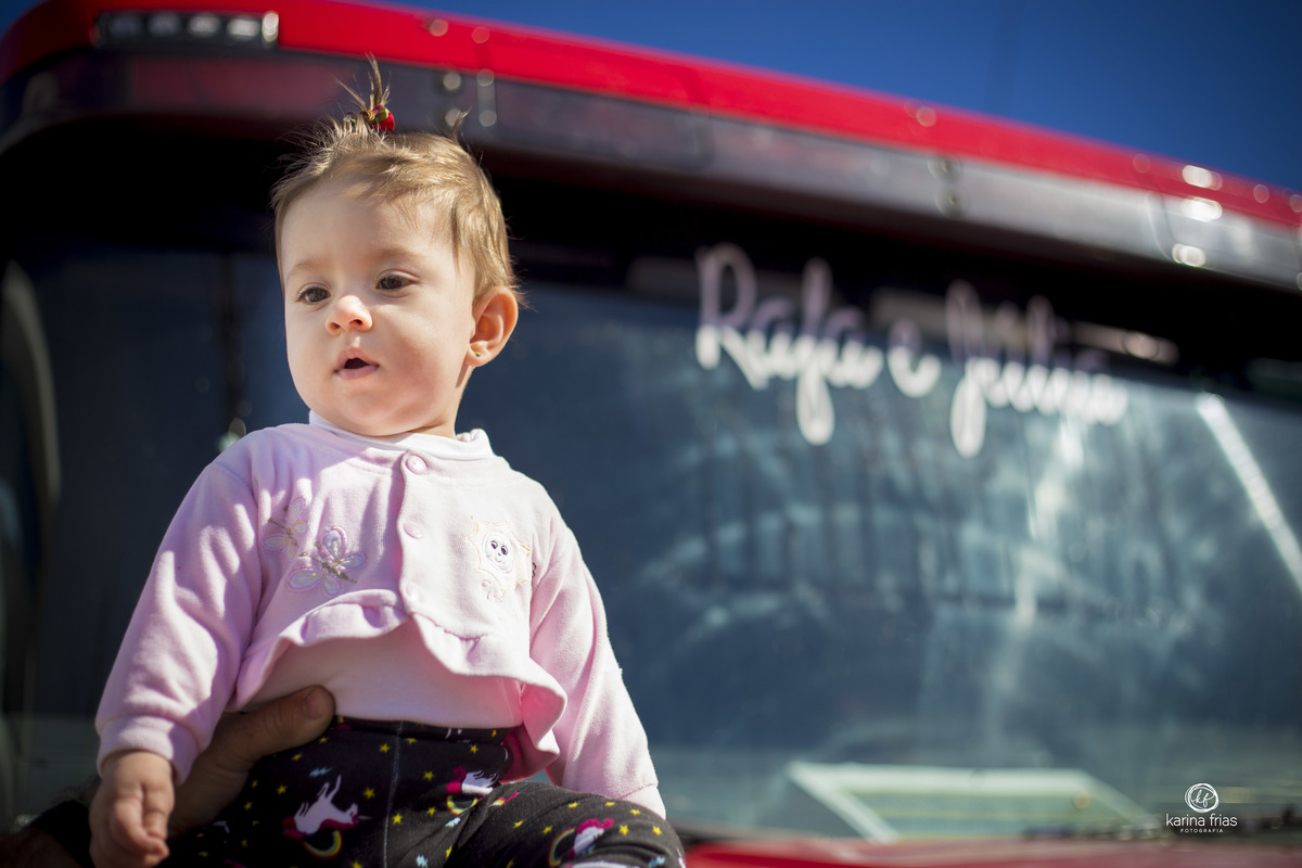 a menina esta sentada no capo do caminhão para o ensaio de familia