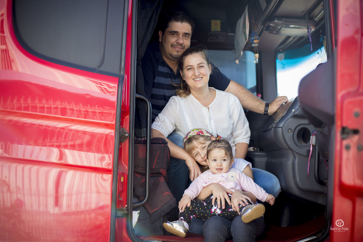 no ensaio de familia os modelos posam para a fotografa de familia de caxias do sul