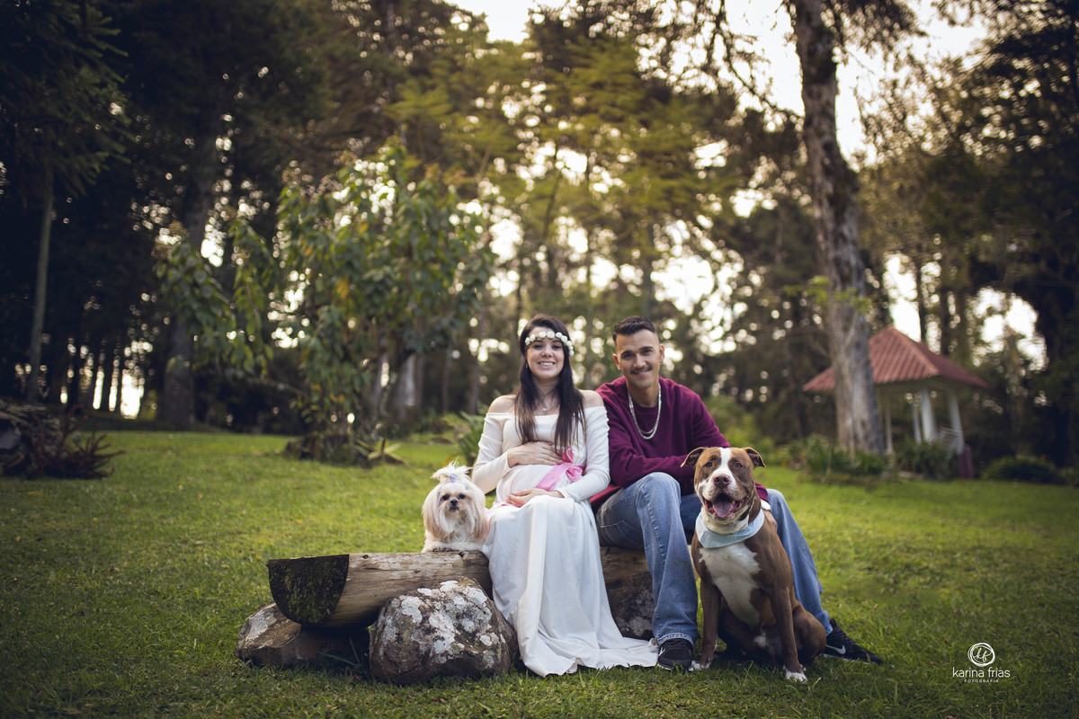 a familia posa com os animais em ensaio externo