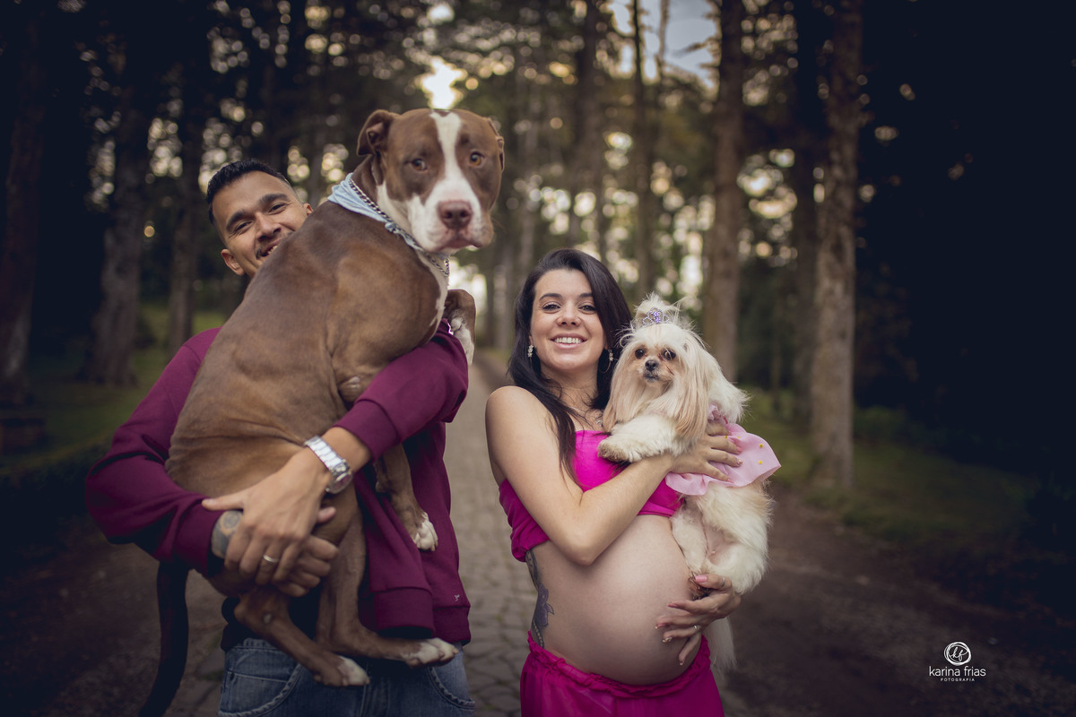 os pets estao no colo dos modelos no ensaio de familia
