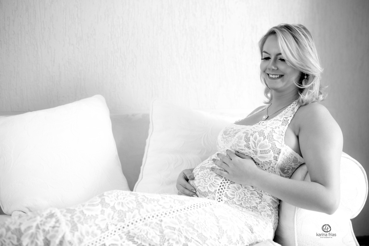 a gestante sorri no seu ensaio