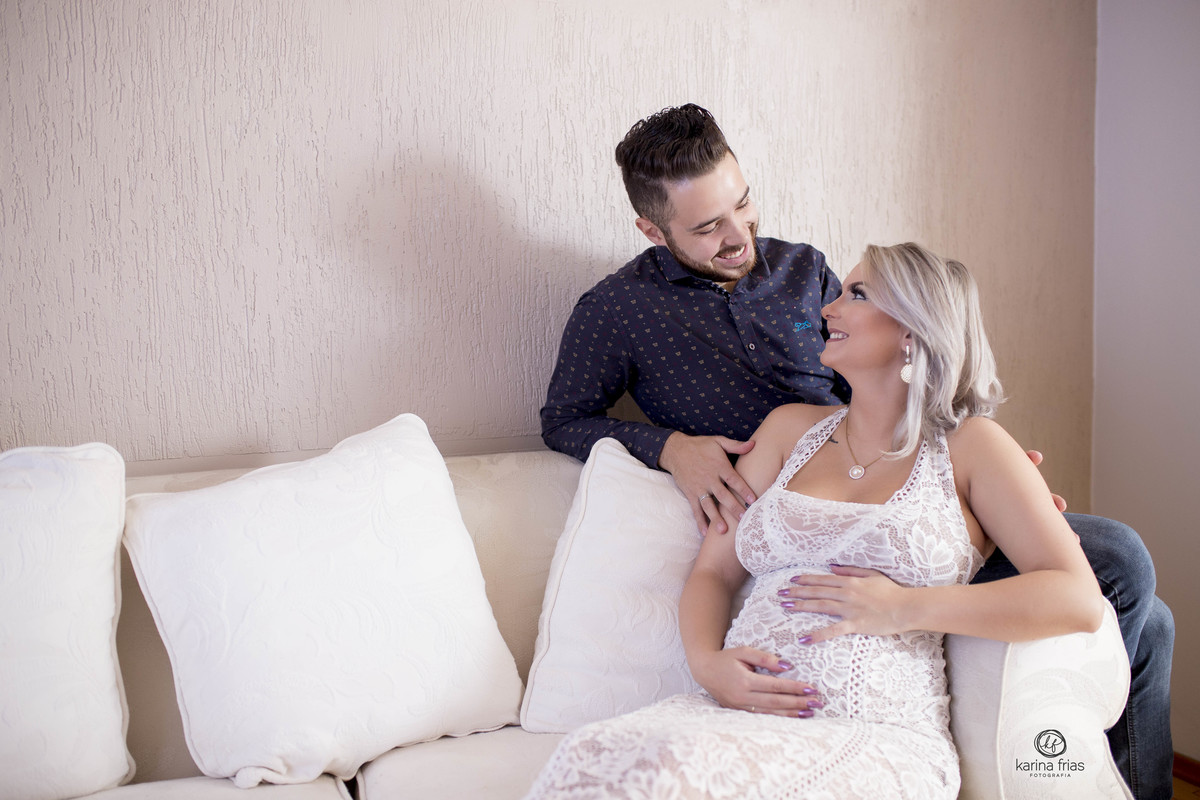a fotografa de familia de caxias do sul, karina frias, registra os pais no ensaio de gestante