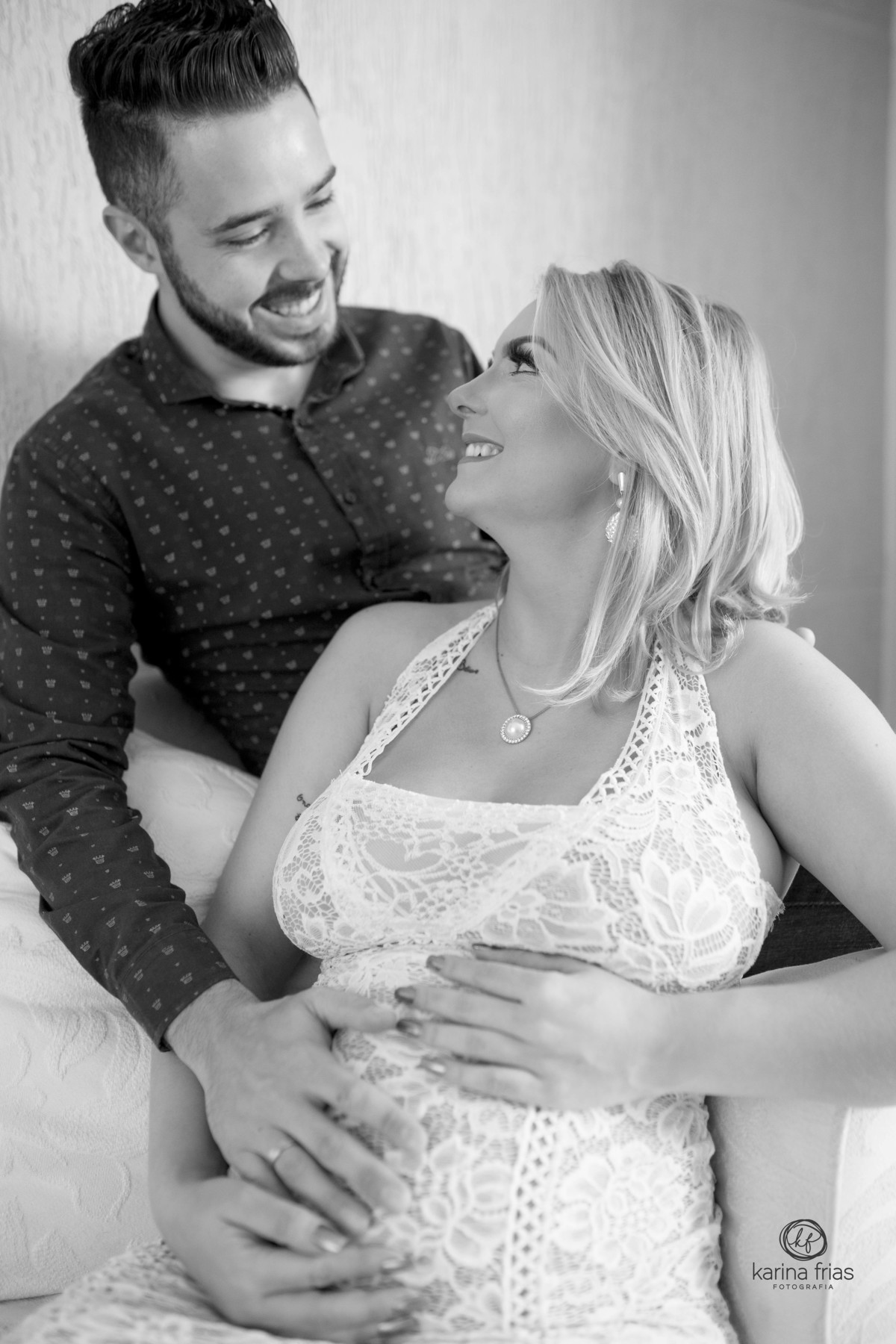 no ensaio de gestante os pais se olham