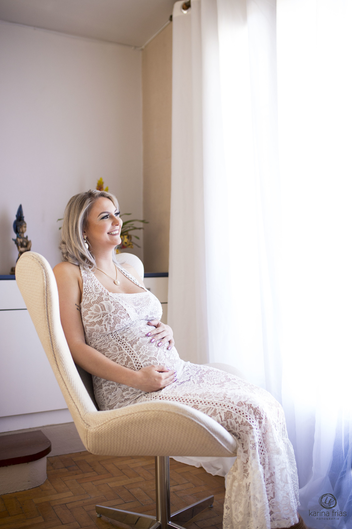 a gestante esta sentada olhando a paisagem