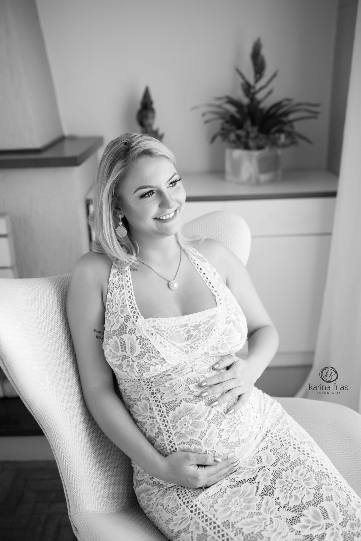 no ensaio de gestante a modelo olha para fora