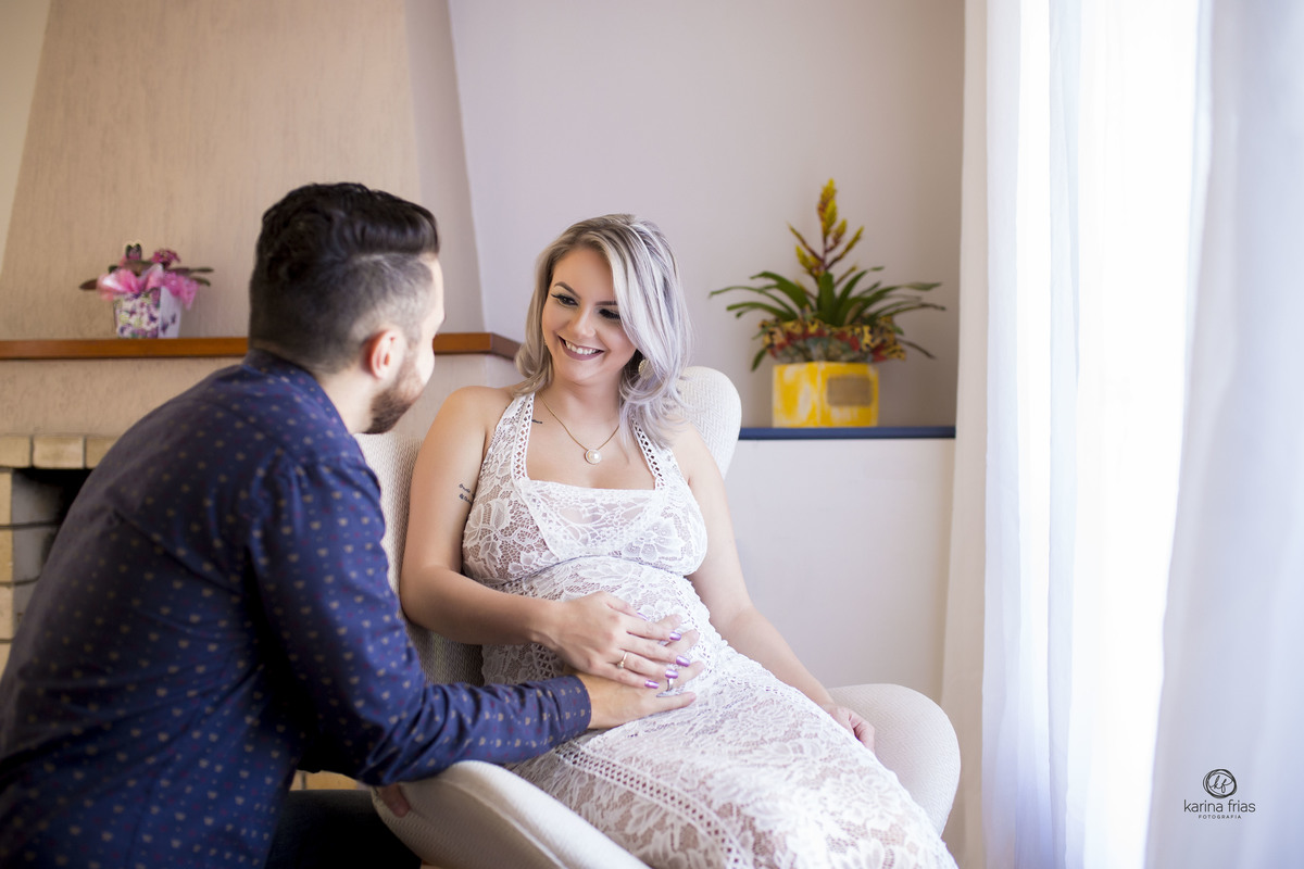 os pais se olham no ensaio de gestante caxias do sul