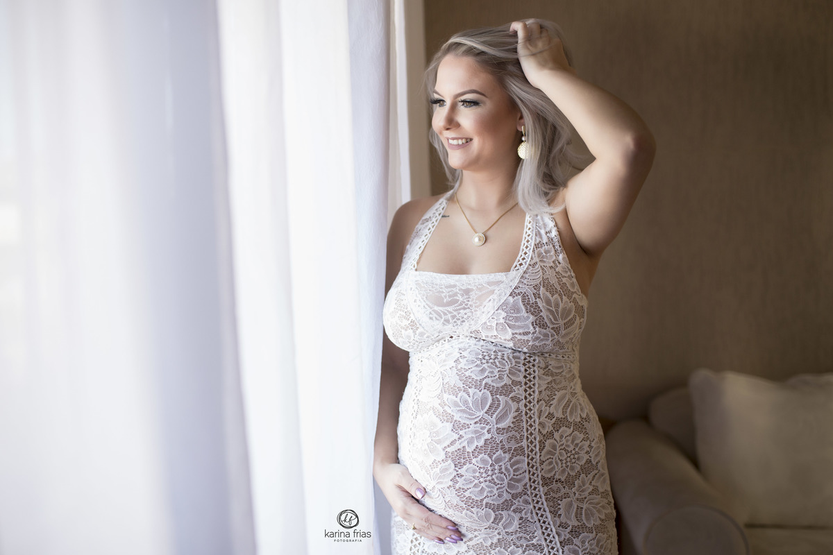 a gestante mexe no cabelo durante ensaio