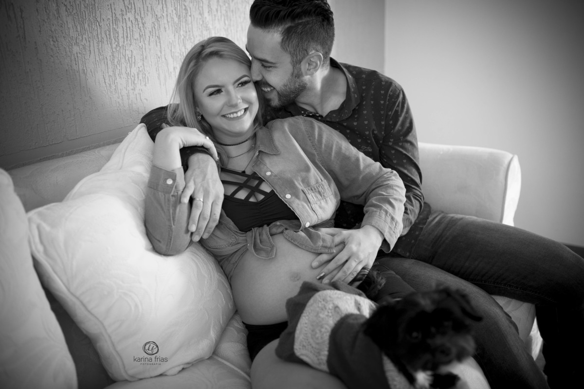 os pais se abraçam durante ensaio