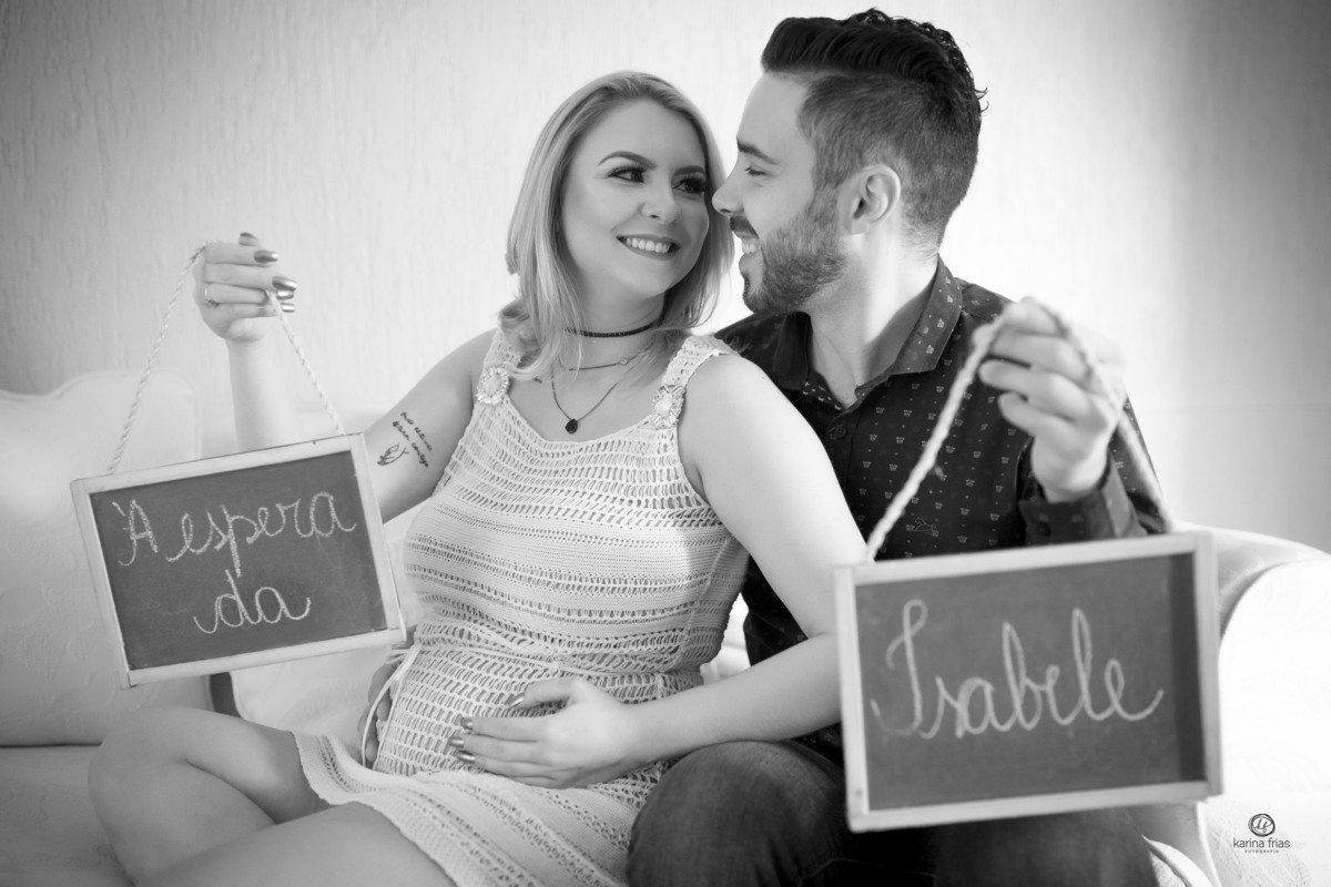 os pais se olham durante o book de gestante