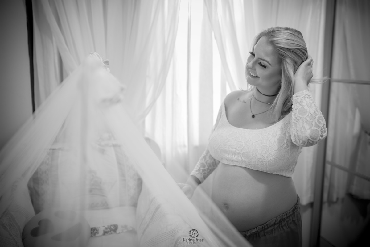a gestante faz fotos no quarto da bebe