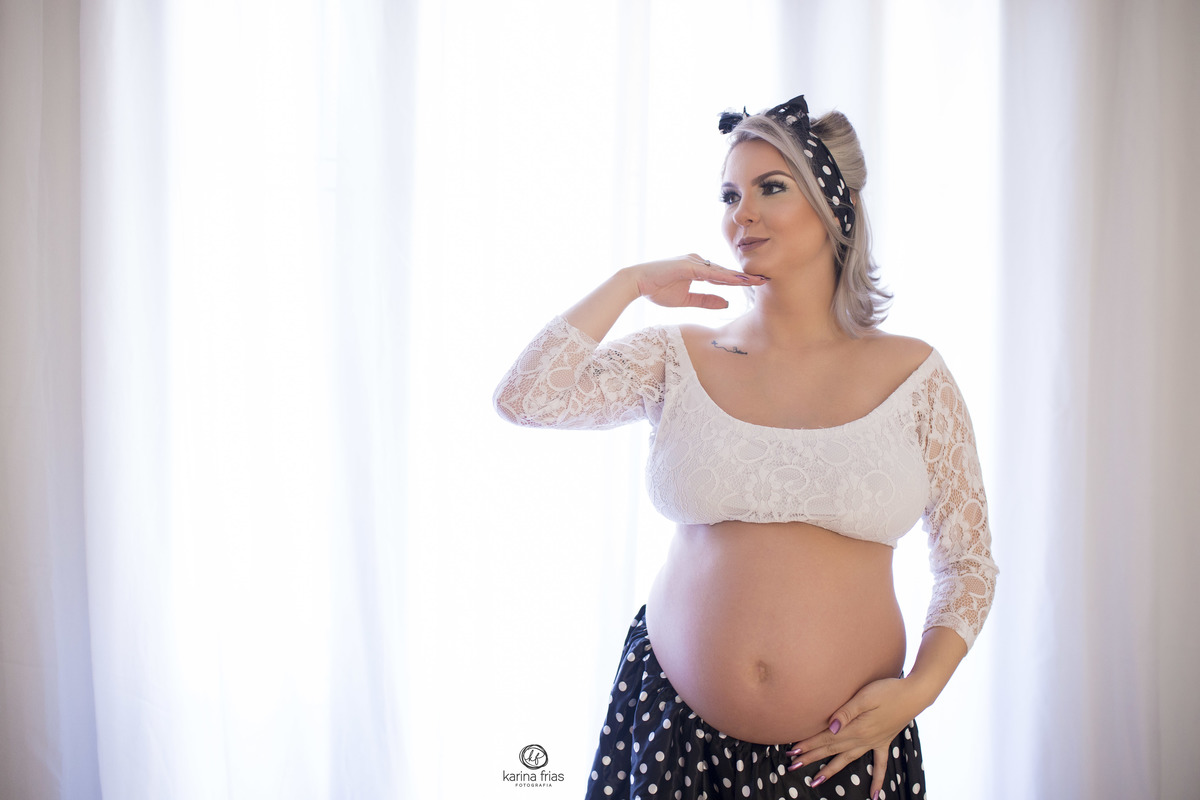 a gestante posa estilo anos 60 para o seu ensaio