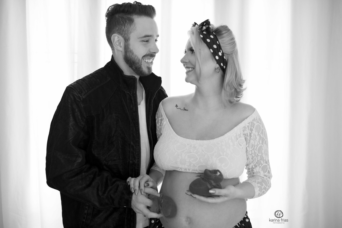 os pais seguram os sapatos da criança no ensaio pinup