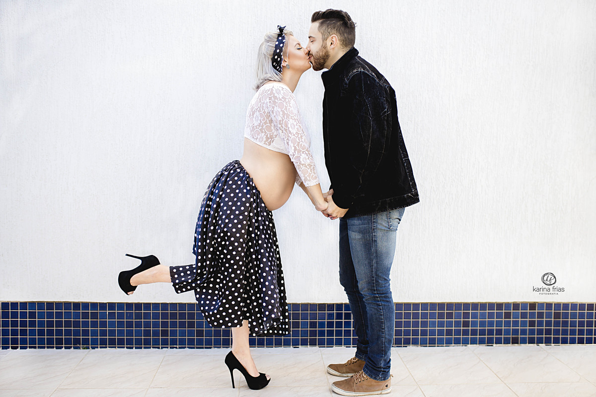 os pais se beijam durante ensaio gestante pinup