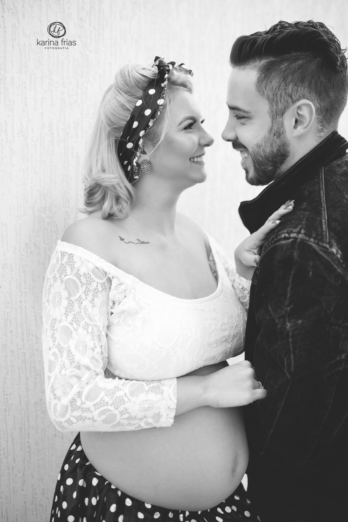 a modelo sorri no book de gestante externo