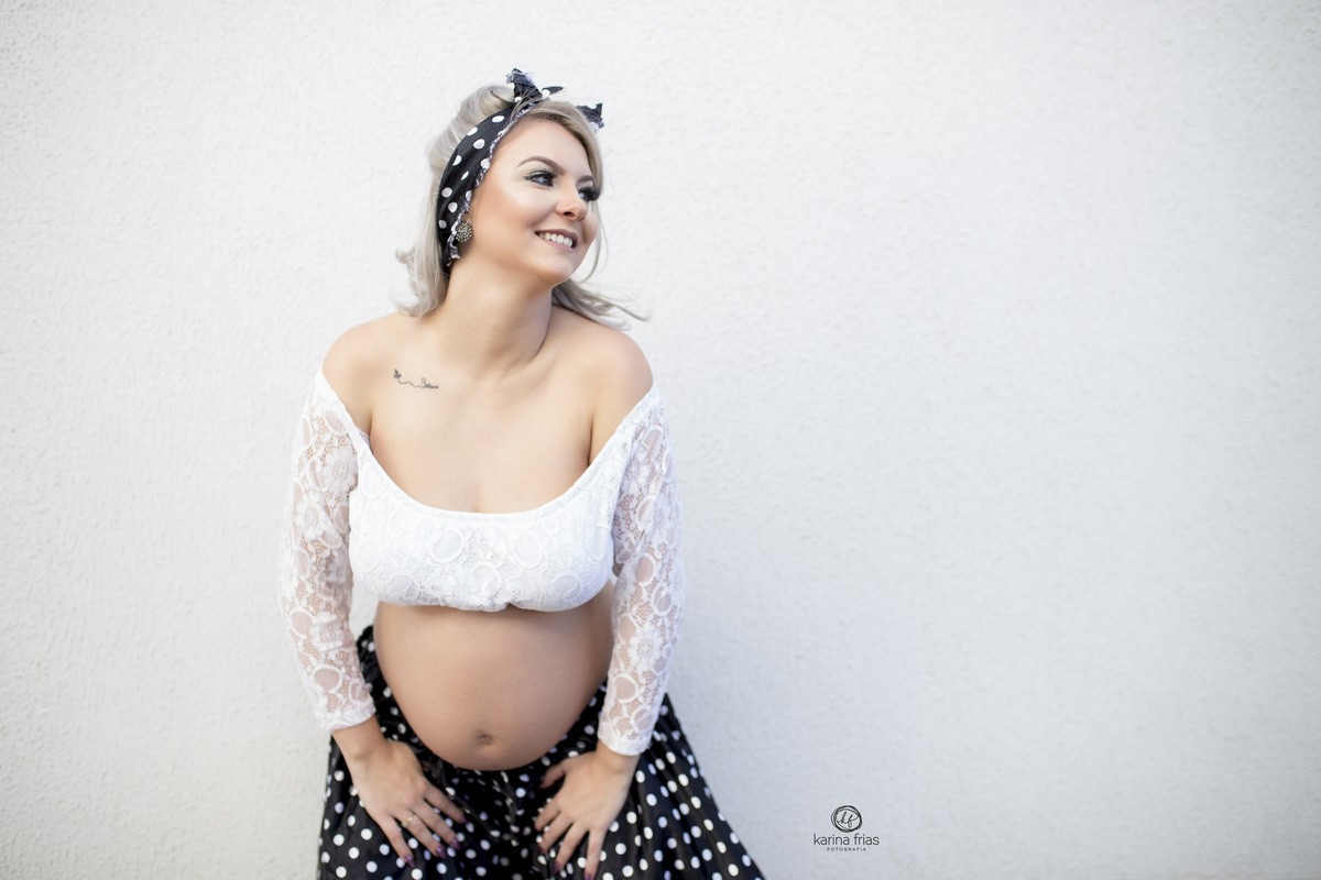 a modelo sorri no ensaio externo de gestante em caxias do sul