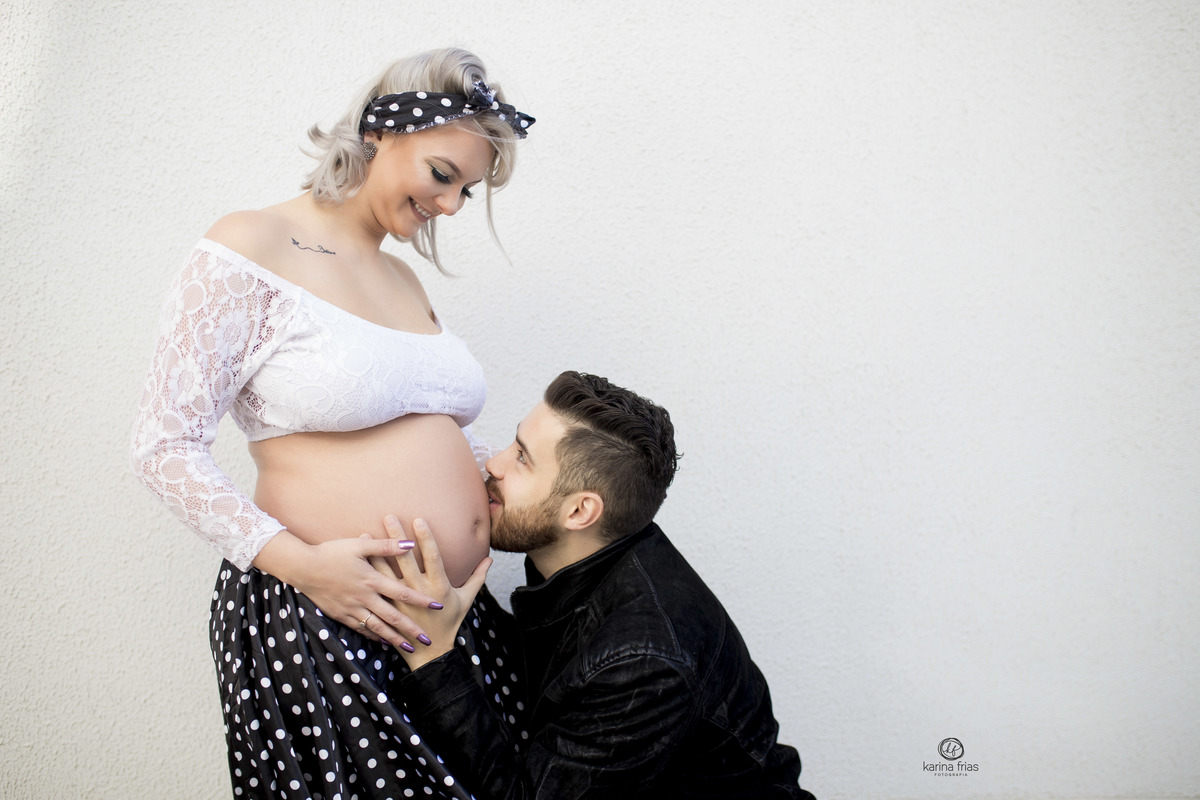 o pais esta beijando a barriga da gestante no ensaio externo pinup