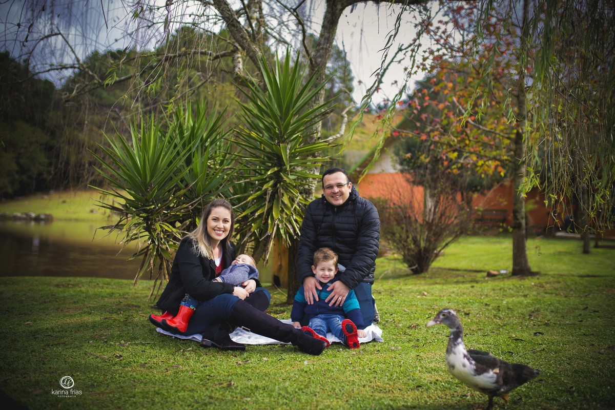 a familia posa para a fotografa de caxias do sul - rs