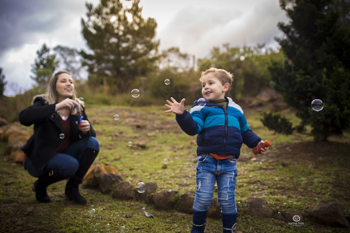 ensaio de familia a criança brinca