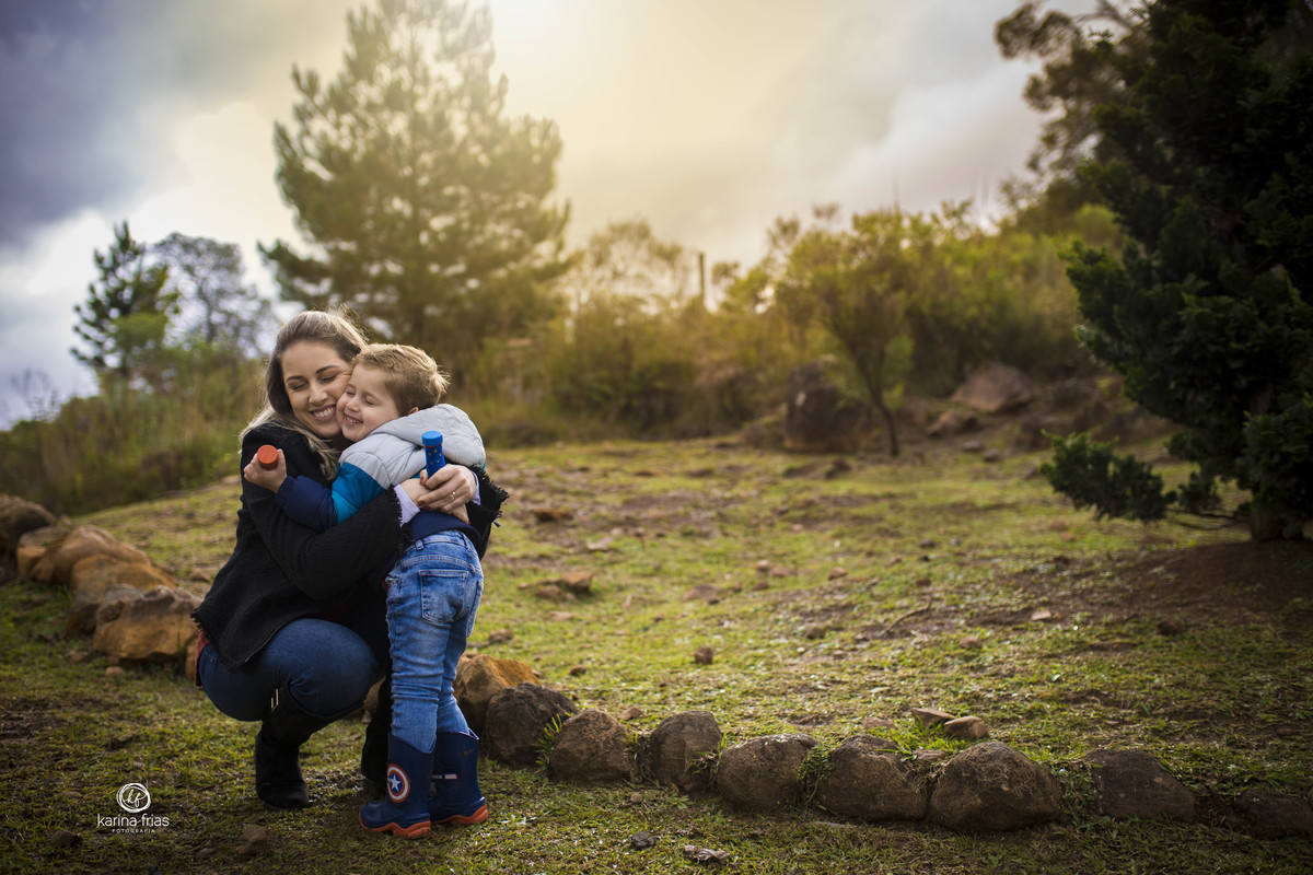 o filho abraça a mãe no ensaio de familia