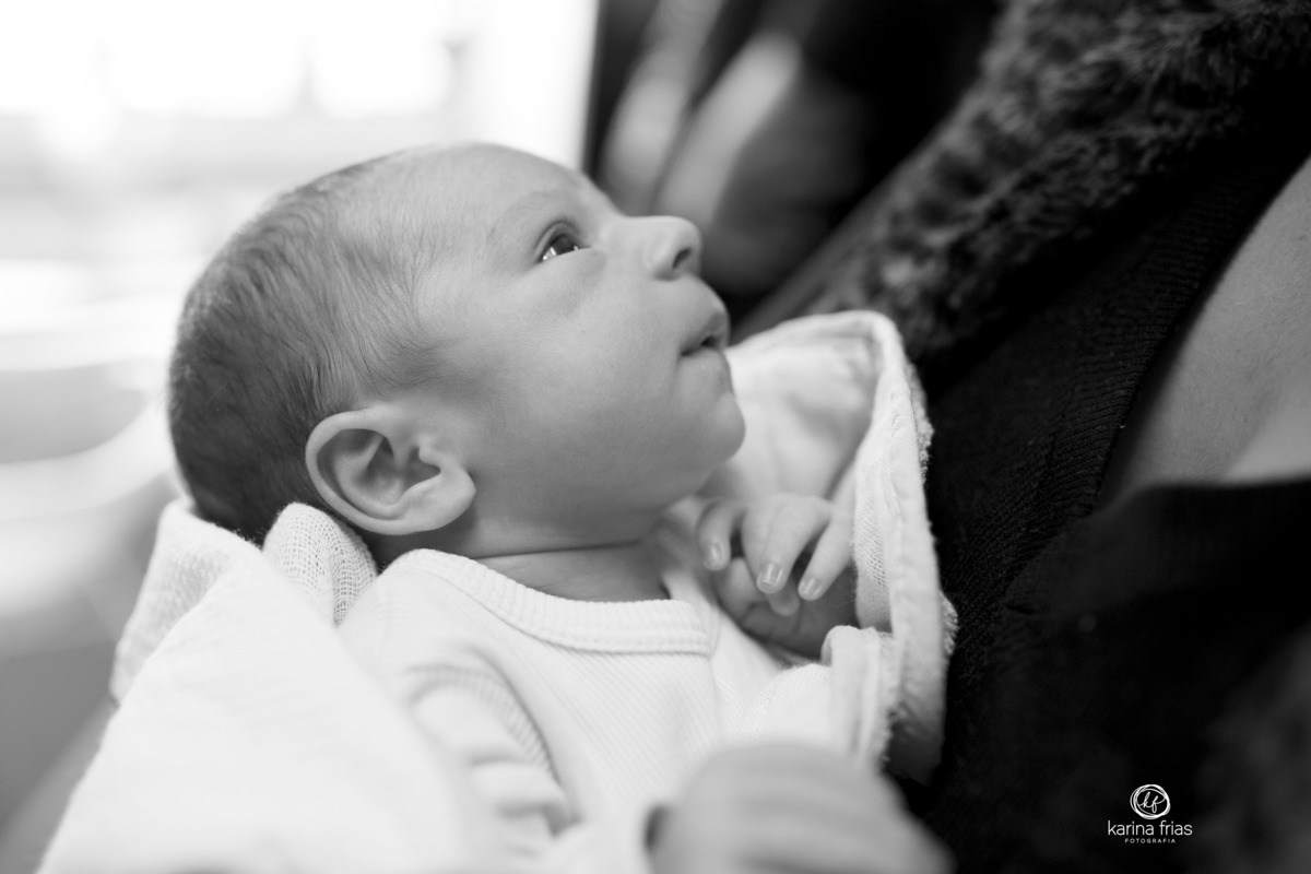 o bebe olha atento a mamae