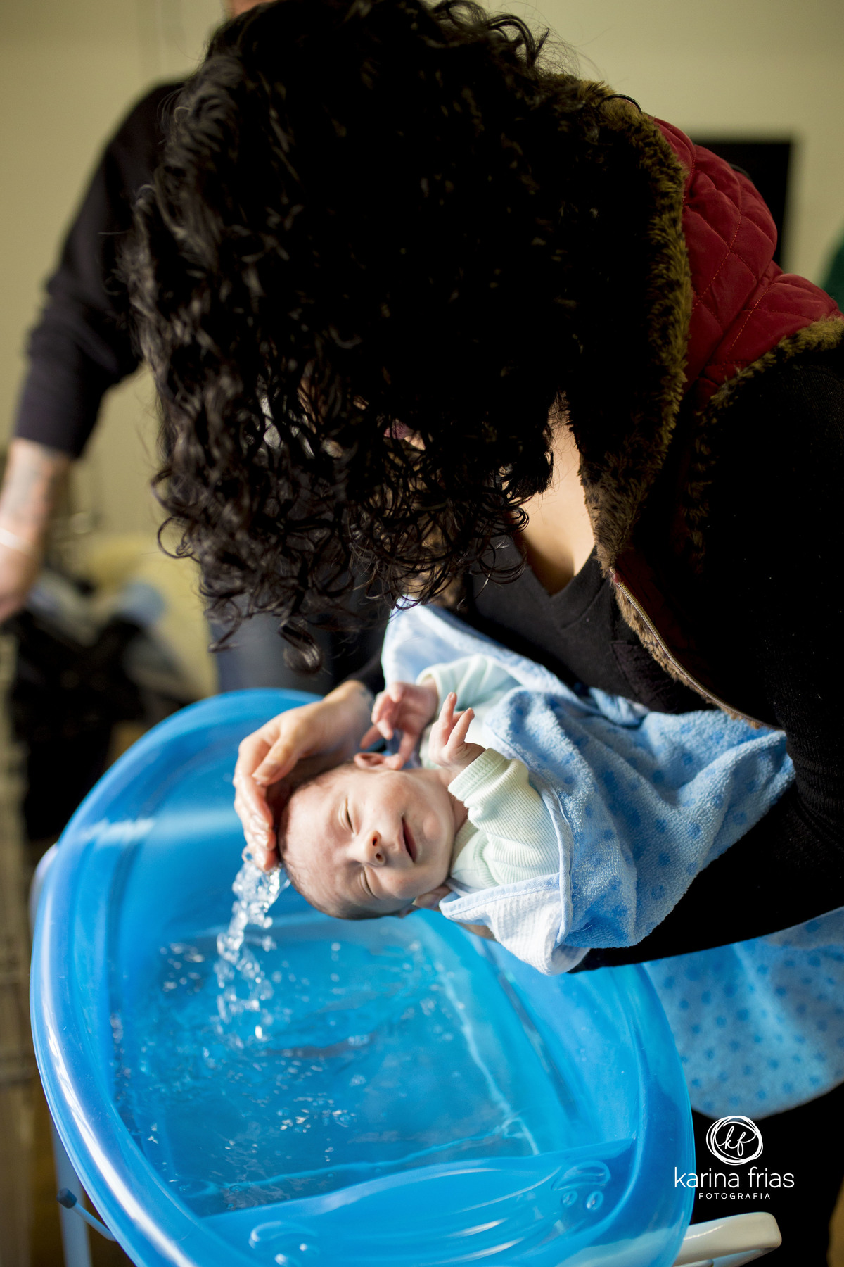 a mae lava a cabeça do bebe no ensaio em casa