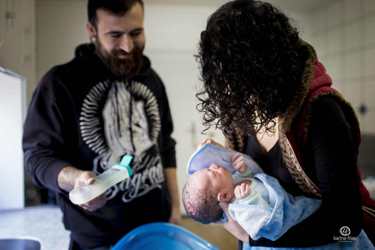 o pai prepara para ajudar o banho do bebe