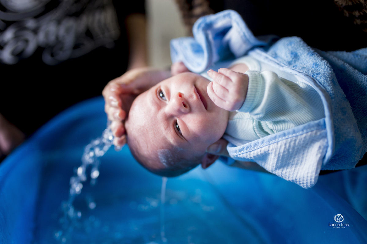 a mamae lava a cabeça do bebe no ensaio na sua casa
