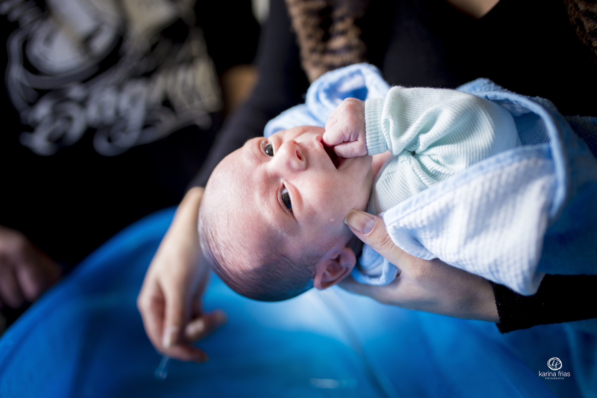 o bebe parece sorrir na hora do banho