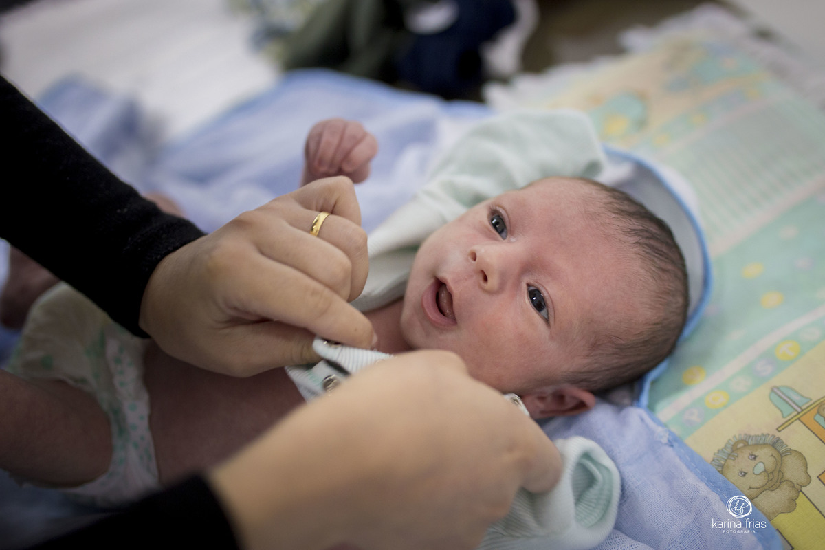 o ebeb olha atento para a mae