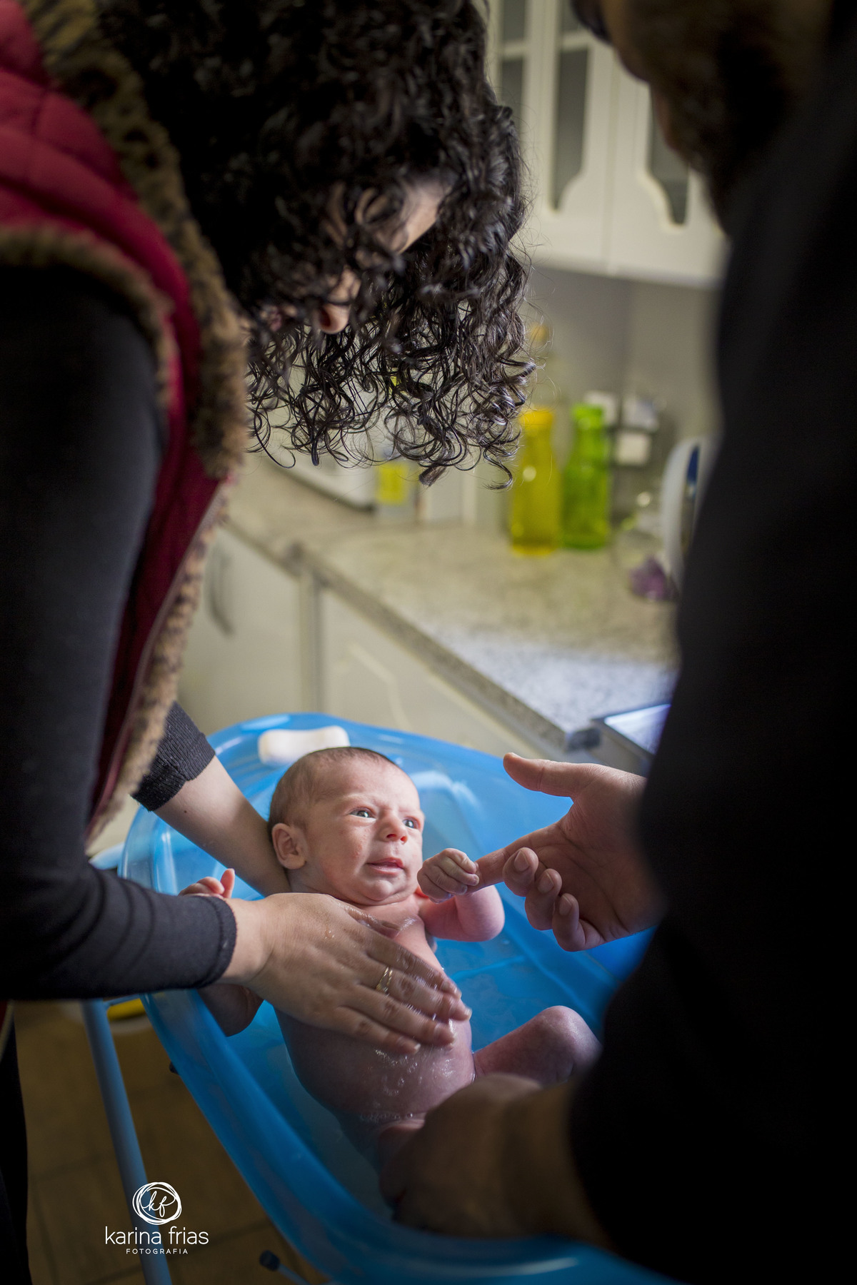 o bebe segura o pai na hora do banho