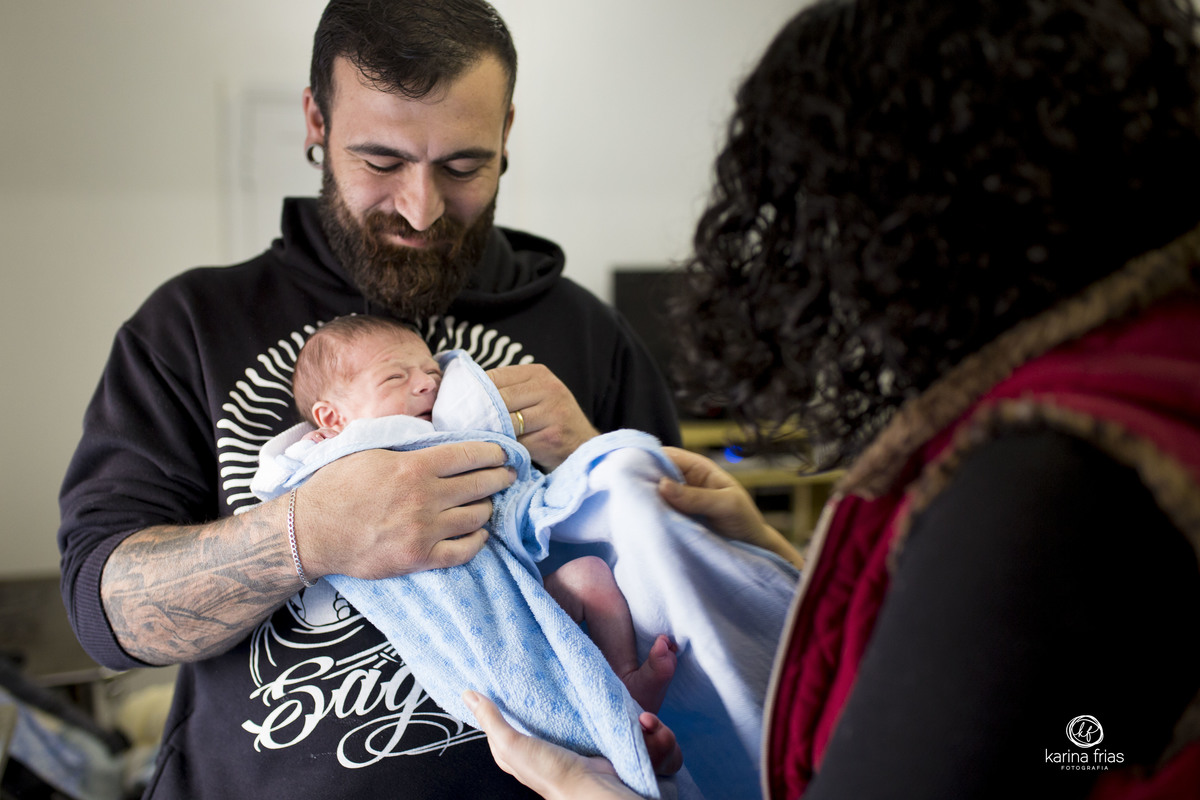 os pais secam o bebe apos o banho