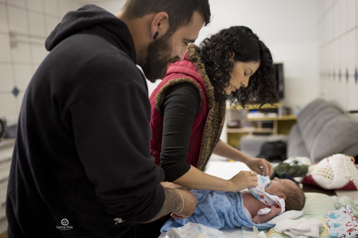 os pais trocam a criança apos o banho
