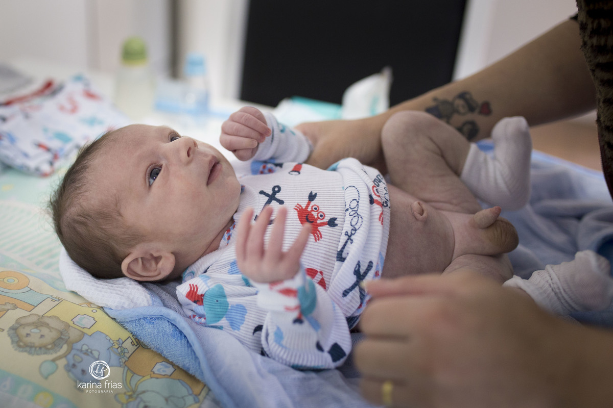 o bebe esta olhando para a mae