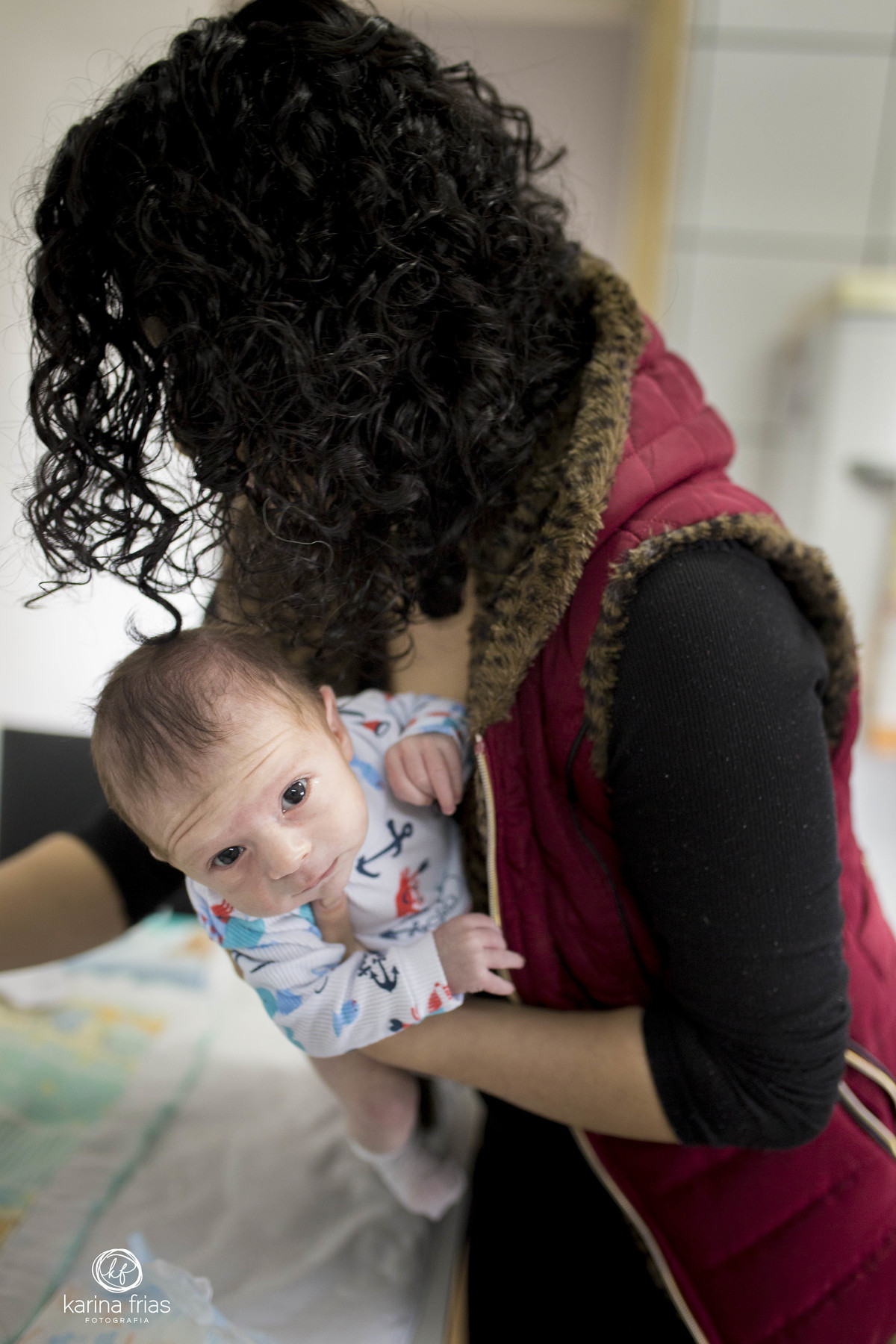 a mae segura o bebe para troca-lo
