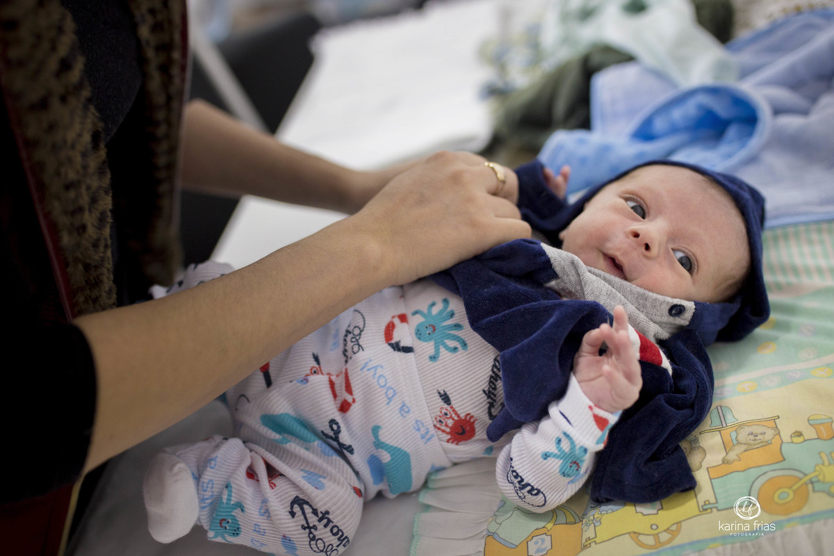 o beb e parece sorrir na sessão de fotos em casa