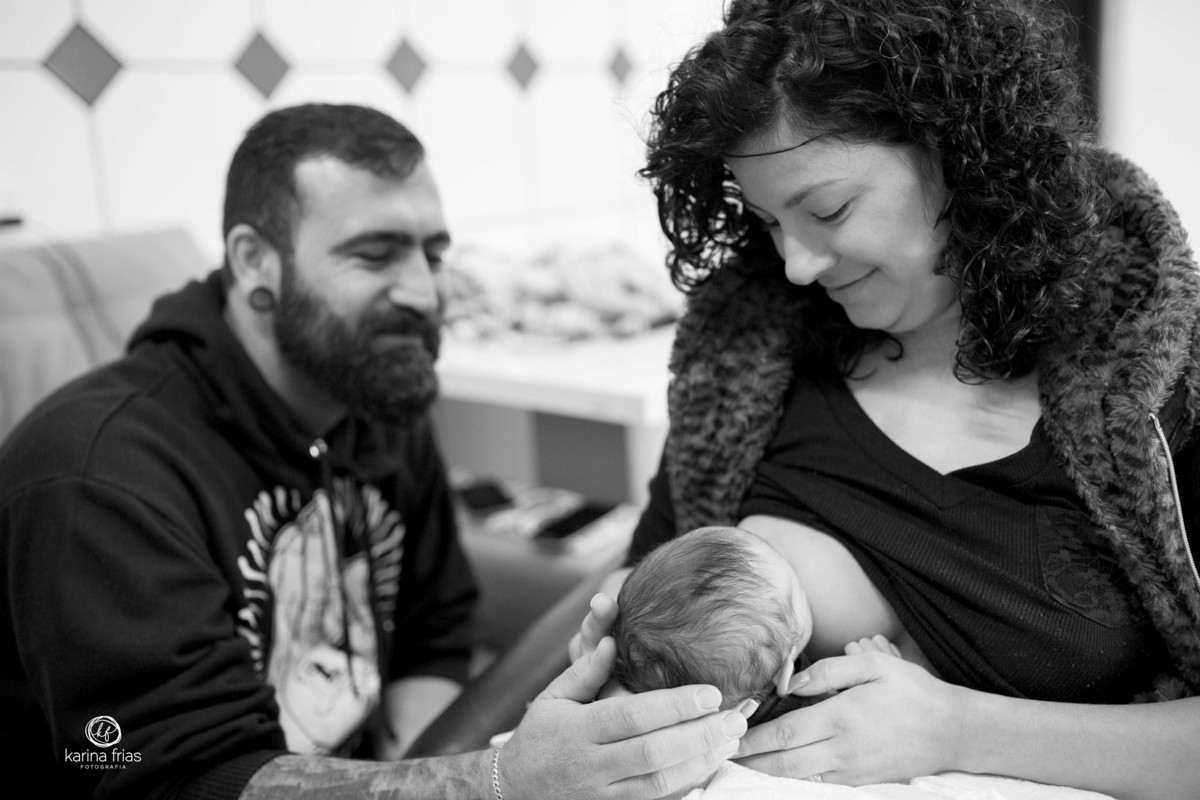 o pai observa a hora da amamentação