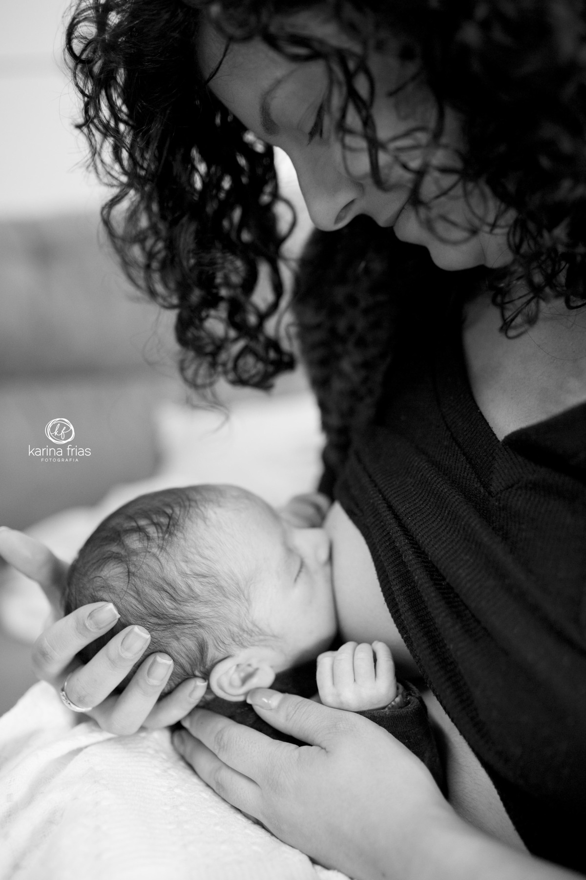 a mae amamenta seu filho e a fotografa de familia registra o momento