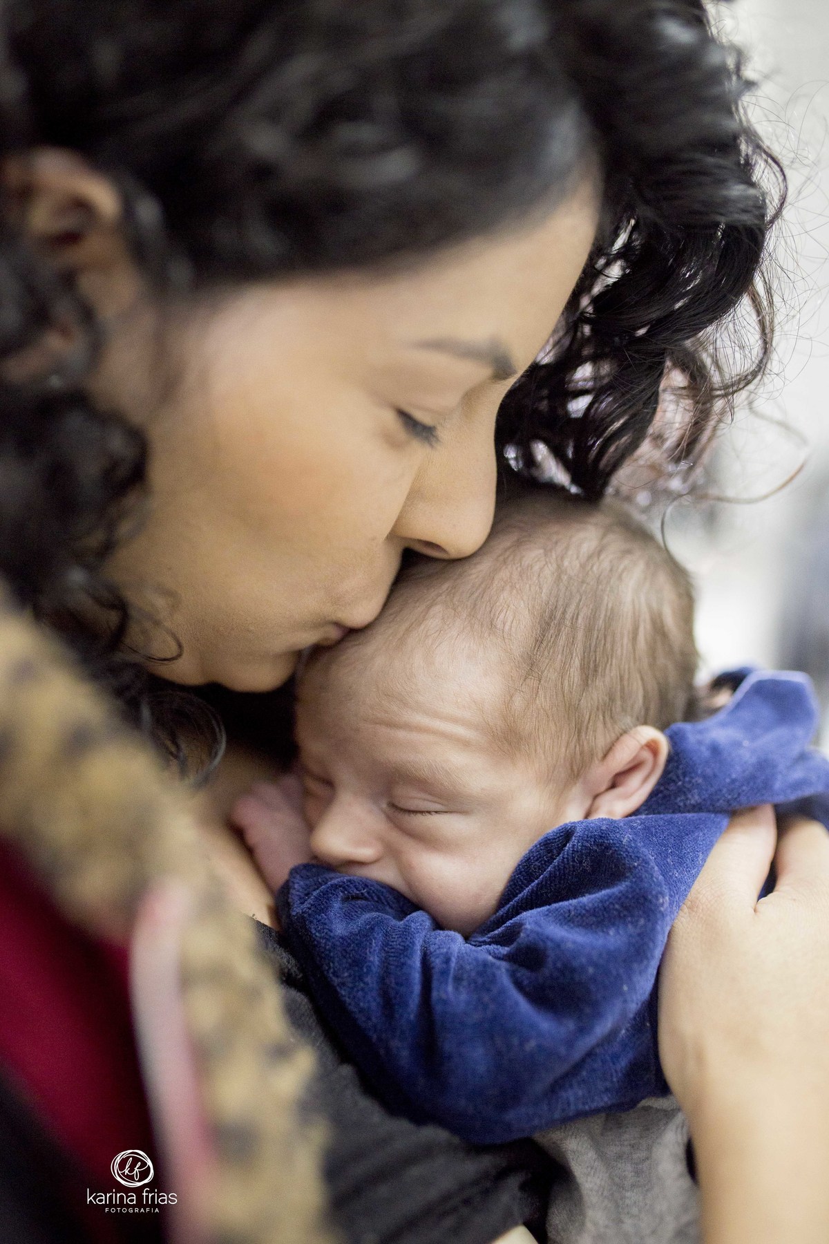 a mae esta acariciando o bebe