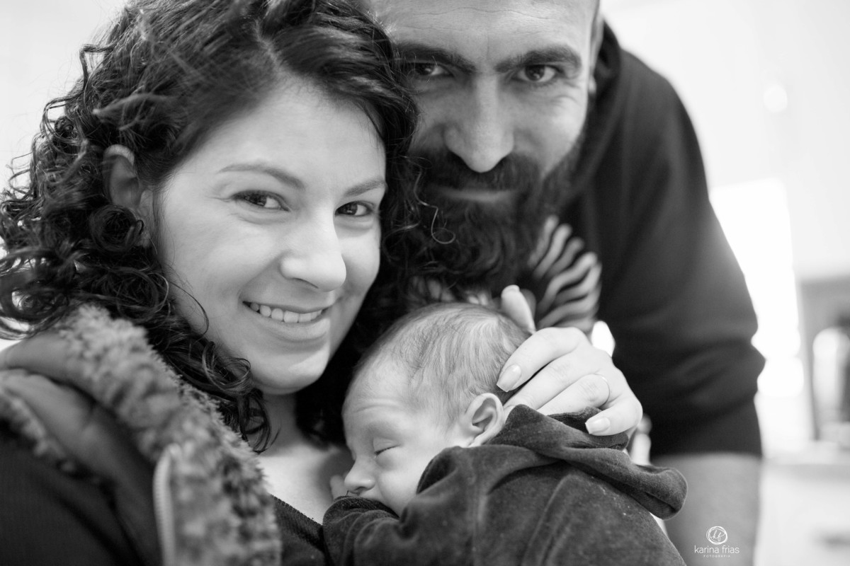 os pais acariciam a criança