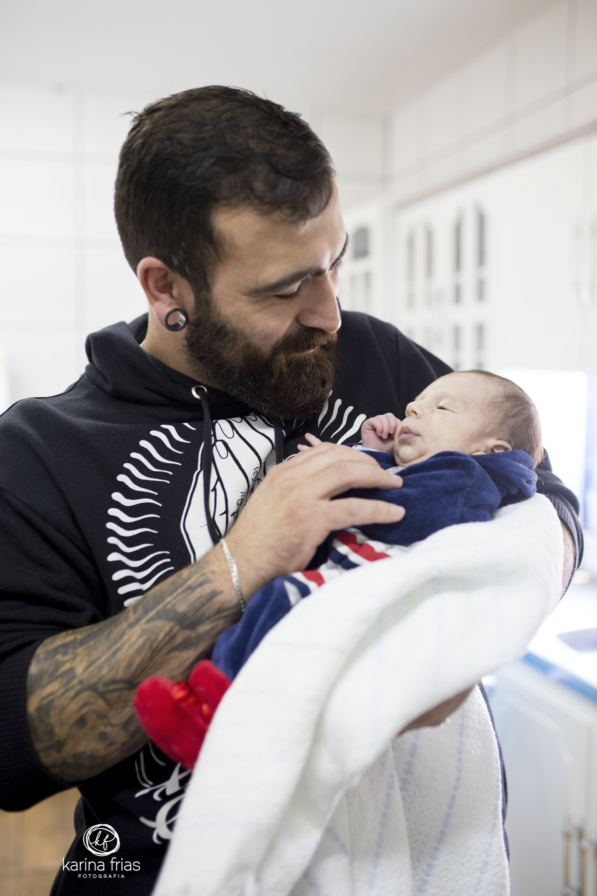 o pai pega o bebe no colo