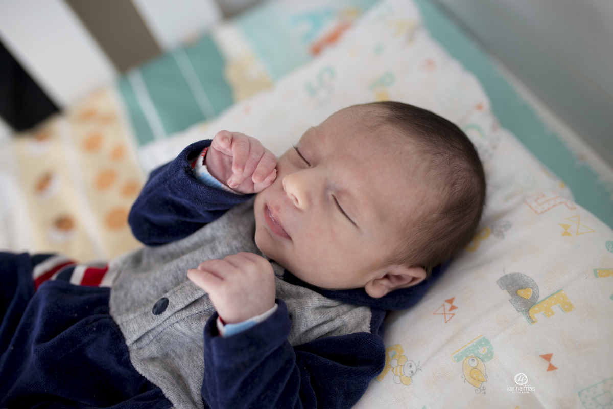 o bebe esta no berço