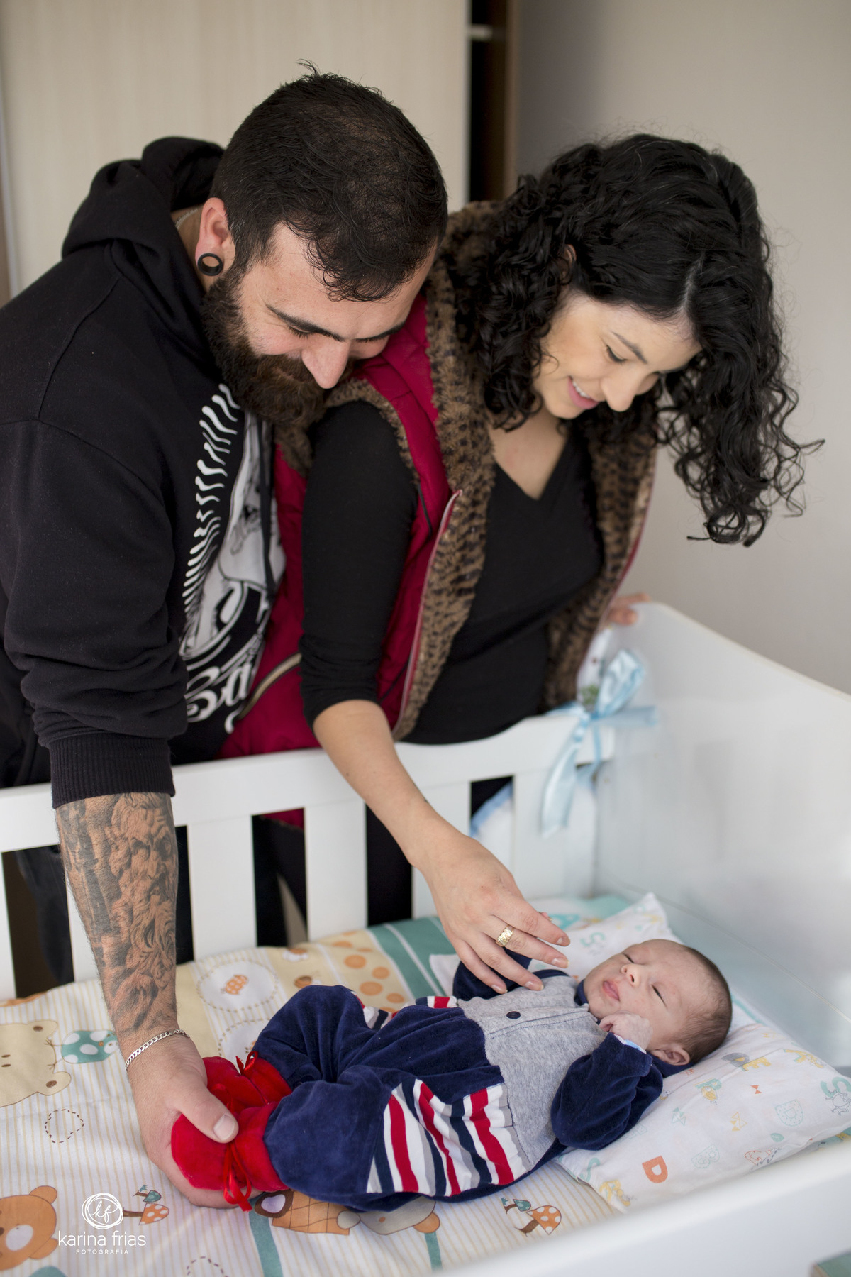 os pais observam o filho n o berço