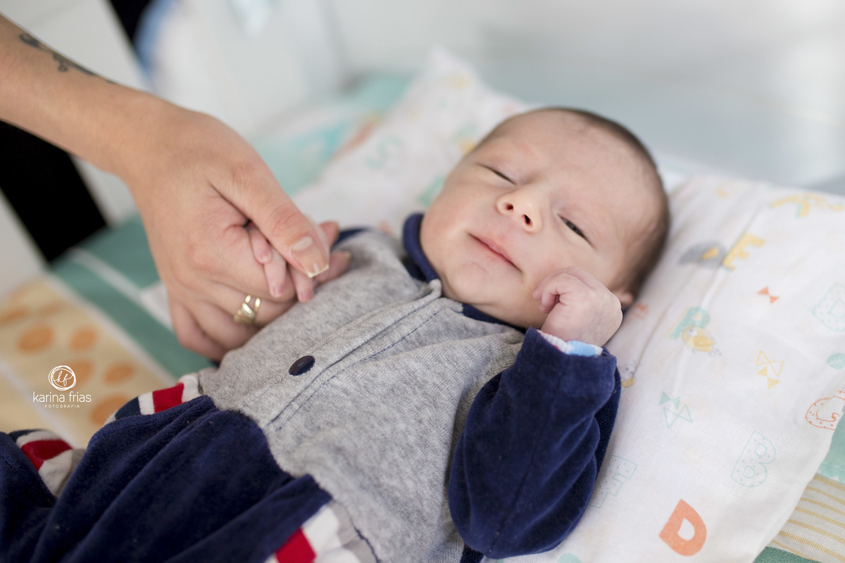 o bebe esta dormindo no berço