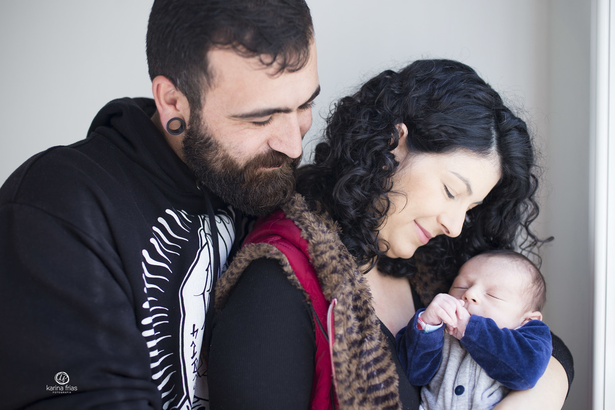 os pais observam o bebe enquanto sorme