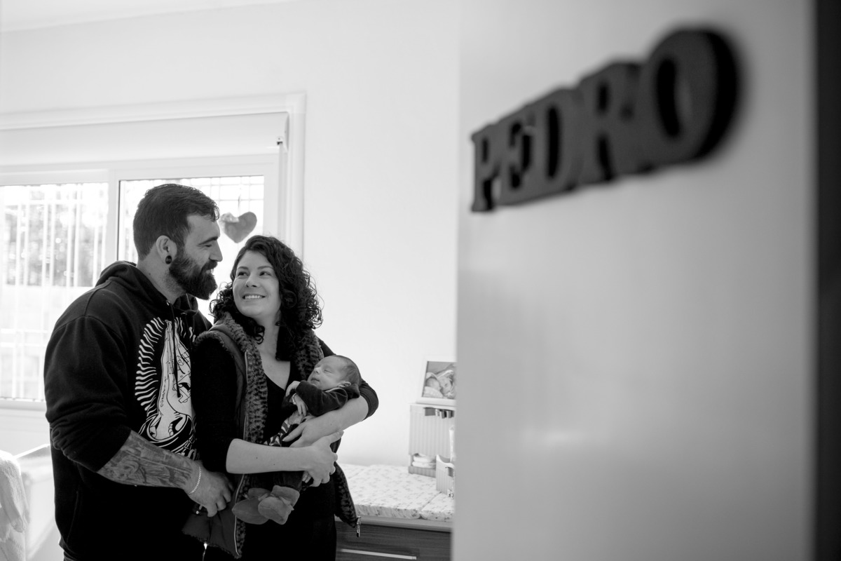 os pais estao no quarto do bebe