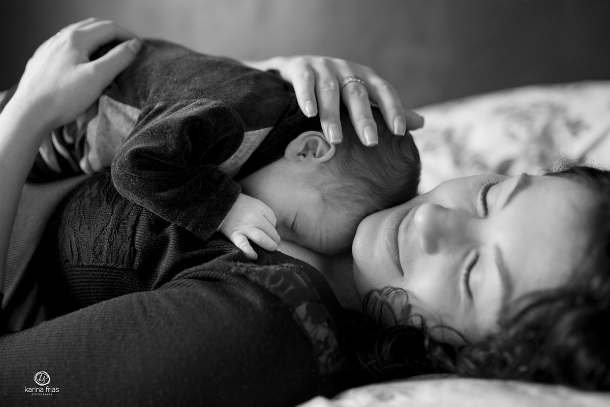 o bebe dorme no peito da mae