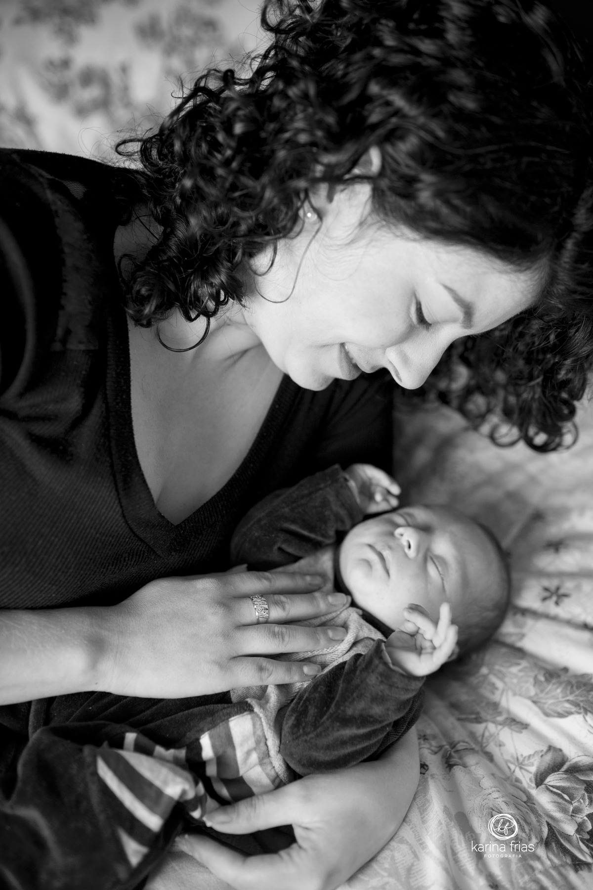 o bebe esta dormindo no colo da mae