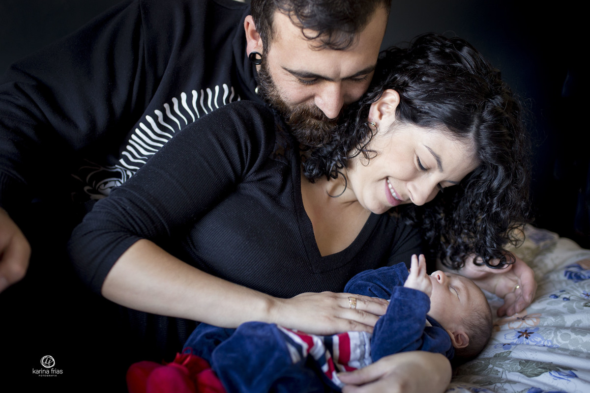 os pais estao deitados com o bebe