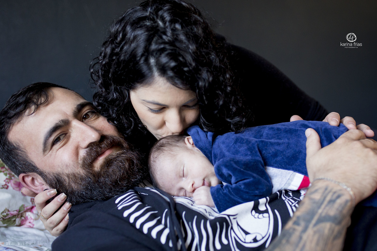 a mae beija o bebe no ensaio de familia